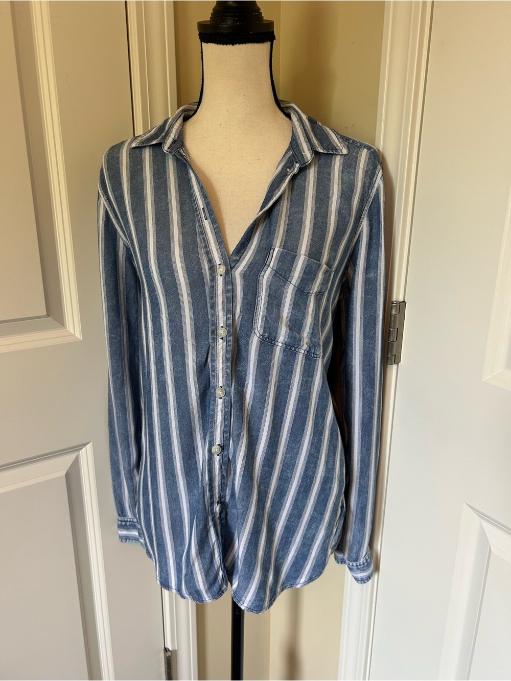 American Eagle Casual Blue & White Stripe Button-Down Shirt